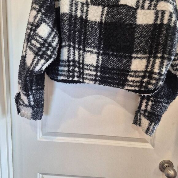 SO Women's Black & White Poly Fleece Plaid Cropped Jacket - Picture 7 of 7